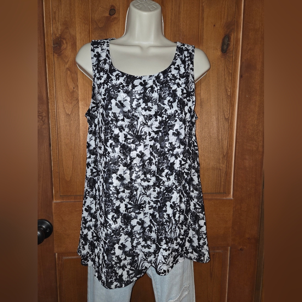 White House‎ Black Market Black and White Floral Blouse
